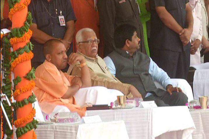गंगा-यमुना और अदृश्य सरस्वती के त्रिवेणी संगम पर हुए इस एयरशो को यूपी के गवर्नर राम नाइक और सीएम योगी आदित्यनाथ ने भी देखा. इन ख़ास लोगों के साथ ही बड़ी संख्या में स्कूली बच्चे और आम नागरिक भी इस एयर शो को देखने के लिए पहुंचे थे. बच्चों से लेकर बुजुर्ग तक जिसने भी इस शो को देखा, वह हैरत में पड़ गया और उसने दांतों तले उंगलियां दबा लीं.