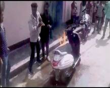 देवरिया: गाड़ी के कागज मांगने पर पहले कांस्टेबल के साथ की मारपीट, फिर स्कूटी को लगा दी आग