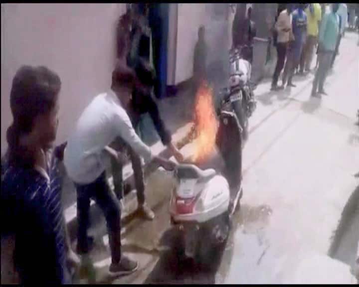 देवरिया: गाड़ी के कागज मांगने पर पहले कांस्टेबल के साथ की मारपीट, फिर स्कूटी को लगा दी आग
