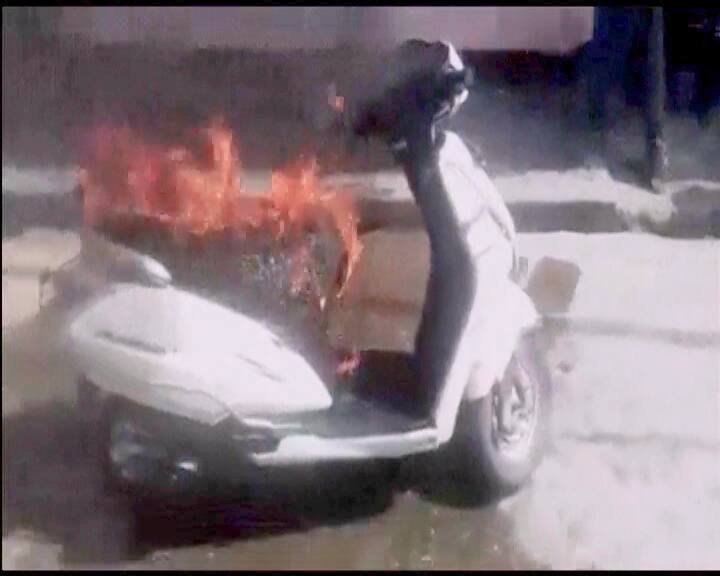 देवरिया: गाड़ी के कागज मांगने पर पहले कांस्टेबल के साथ की मारपीट, फिर स्कूटी को लगा दी आग
