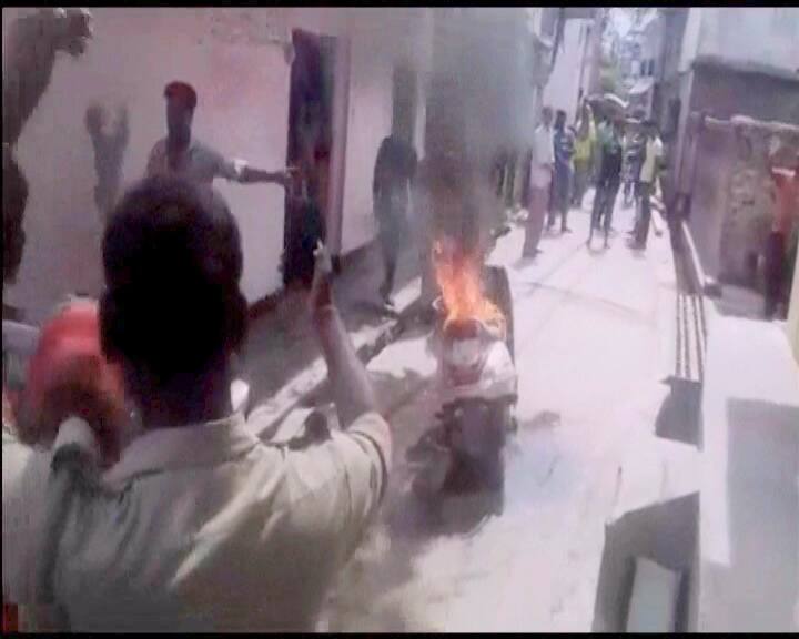 देवरिया: गाड़ी के कागज मांगने पर पहले कांस्टेबल के साथ की मारपीट, फिर स्कूटी को लगा दी आग
