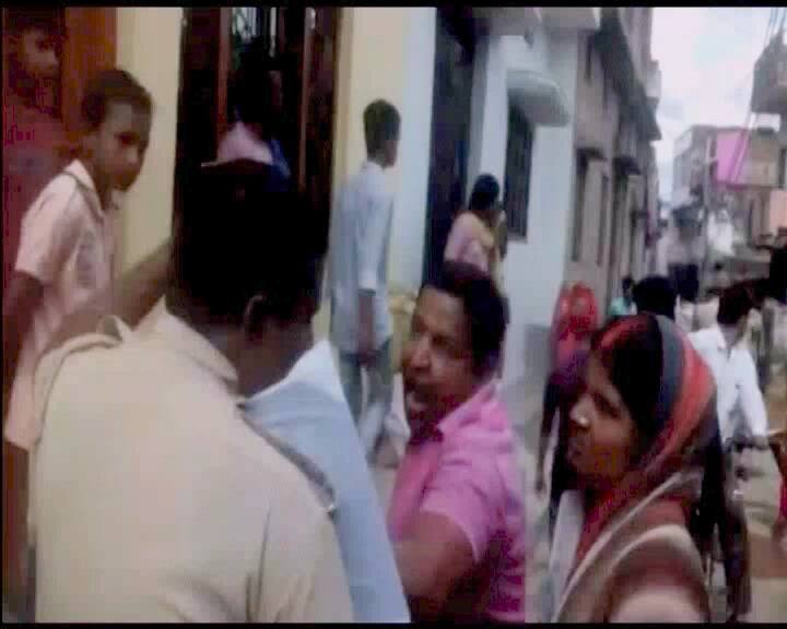 देवरिया: गाड़ी के कागज मांगने पर पहले कांस्टेबल के साथ की मारपीट, फिर स्कूटी को लगा दी आग