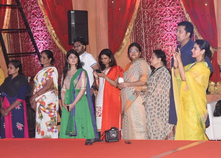 इस दौरान काजोल ने पंडाल में मौजूद सभी लोगों के साथ पूजा की. (तस्वीर: मानव मंगलानी)