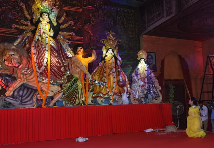 पंडाल में काजोल ने माता के आगे माथा टेका और आशीर्वाद लिया. (तस्वीर: मानव मंगलानी)