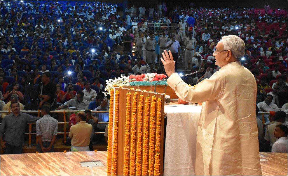 Nowadays people throw sack to get popularity: CM Nitish Kumar चप्पल उछाले जाने पर नीतीश ने तोड़ी चुप्पी, कहा- लोकप्रियता पाने के लिए करते हैं