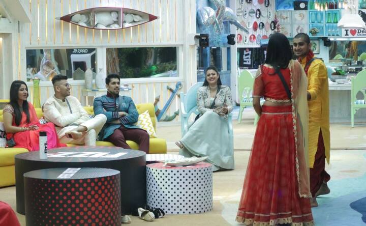 दूसरे वीकेंड का वार एपिसोड की शुरुआत काजोल के घरवालों के साथ मस्ती करने से हुई. काजोल ने घरवालों को टास्क दिया कि कंटेस्टेंट उनकी फिल्मों के डॉयलॉग बोलकर दिखाएं. इस टास्क के दौरान दीपक ने घरवालों को जमकर एंटरटेन किया.