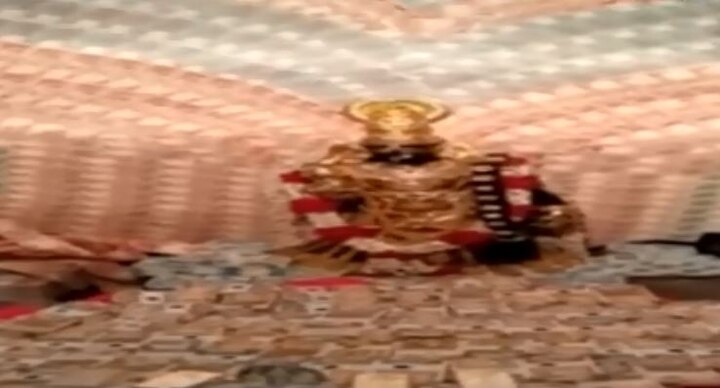 Andhra Pradesh: Goddess decorated with gold ornaments and cash worth 7 crore आंध्र प्रदेश के इस मंदिर को 7 करोड़ के गहने-रुपयों से सजाया गया, खूबसूरती में लगा चार चांद
