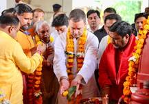 राहुल ने मंदिर में की पूजा, बोले- किसान कर्जमाफी पर PM चुप हैं और भगोड़े को \'मेहुल भाई\' कहते हैं