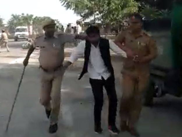 protest against gujarat cm vijay rupani in lucknow समाजवादी छात्र सभा और यूथ कांग्रेस के कार्यकर्ताओं ने गुजरात के सीएम विजय रूपाणी को दिखाए काले झंडे