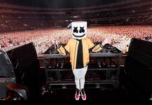 फैंस से मिलना हो या फोटोशूट करवाना हो ये स्टार हमेशा पहने रखता है मास्क, देखें तस्वीरें