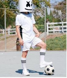 फैंस से मिलना हो या फोटोशूट करवाना हो ये स्टार हमेशा पहने रखता है मास्क, देखें तस्वीरें