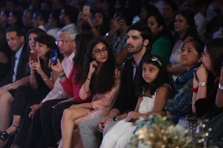 वहां सुष्मिता की दोनों बेटियां भी मौजूद थीं और मां को रैंप पर चलते देख रही थीं.