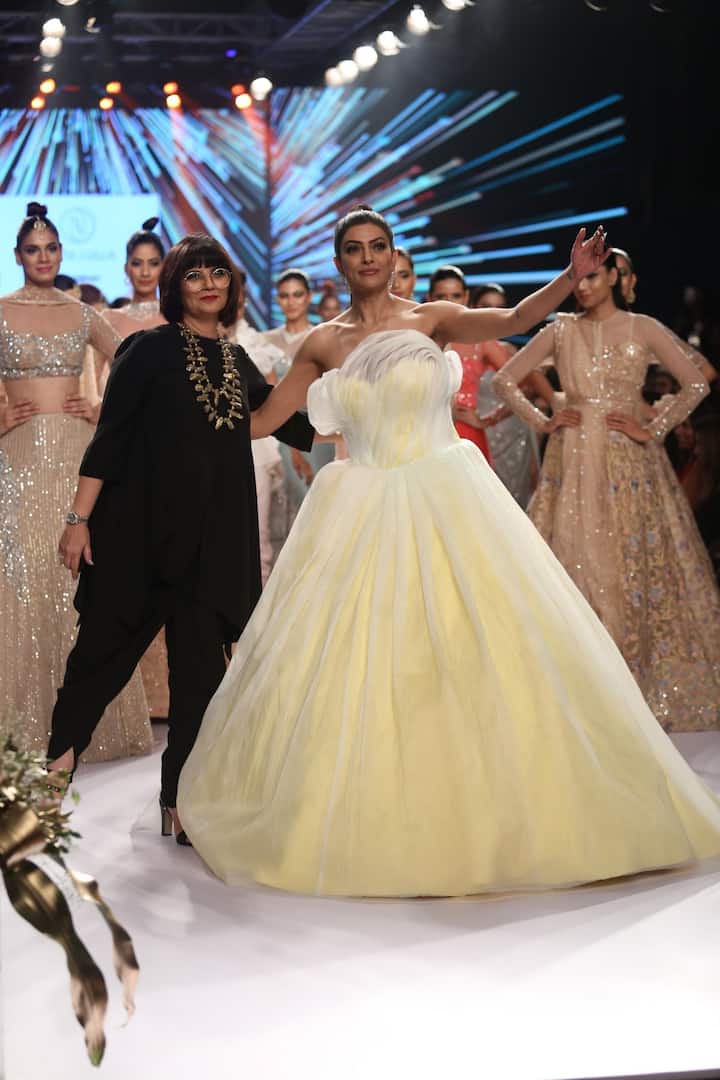 मुस्कुराते हुए जब सुष्मिता ने जब रैंप पर इस तरह जलवा बिखेरा तो हर किसी की निगाहें उन्हीं पर टिक गईं.