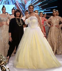 BTFW 2018: नीता लुल्ला के लिए रैंप पर उतरीं सुष्मिता सेन, बेटियां भी थीं मौजूद