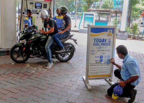2.74 रुपये की बढ़ोतरी के बाद आज 11 पैसे सस्ता हुआ डीजल, पेट्रोल की कीमत में भी कमी 2.74 रुपये की बढ़ोतरी के बाद आज 11 पैसे सस्ता हुआ डीजल, पेट्रोल की कीमत में भी कमी
