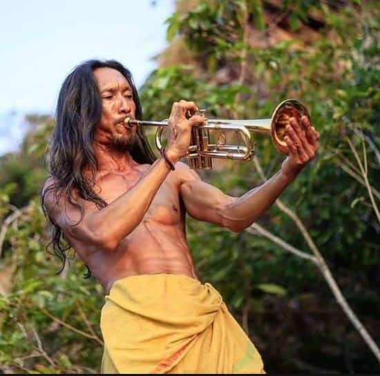 अधिकत्तर समय शर्टलेस रहने वाला लोसीरी को पेंटिंग करने का भी शौक है और बाजा बजाने का भी. फोटोः फेसबुक