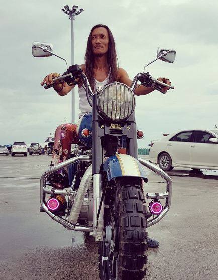 स्थानीय लोगों का कहना है कि लोसीरी 3 साल पहले वहां आया था और कई-कई दिन तक अपनी गुफा में रहता है. इतना ही नहीं लोसीरी अक्सर महिलाओं के साथ देखा जाता है. फोटोः फेसबुक