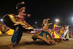 સુરતમાં કોરોનાએ માથું ઉંચકતા તંત્ર આવ્યું હરકતમાં, કયા વિસ્તારમાં ગરબા રમવા પર લગાવ્યો પ્રતિબંધ?