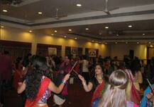 नवरात्रि 2018: देशभर में गरबा की धूम, इन गानों पर थिरक रहे हैं लोग