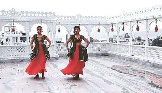 रईस फिल्म के गाने उड़ी उड़ी जाए पर भी लोग गरबा करना पसंद कर रहे हैं. फोटोः इंस्टाग्राम 