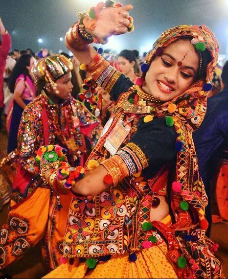  नवरात्रि पर देवी भक्ति का एक माध्यम गरबे को भी माना जाता हैं. ऐसे में जब गरबे की बात आती है तो गुजराती लोग सबसे आगे होते हैं. फोटोः इंस्टाग्राम 