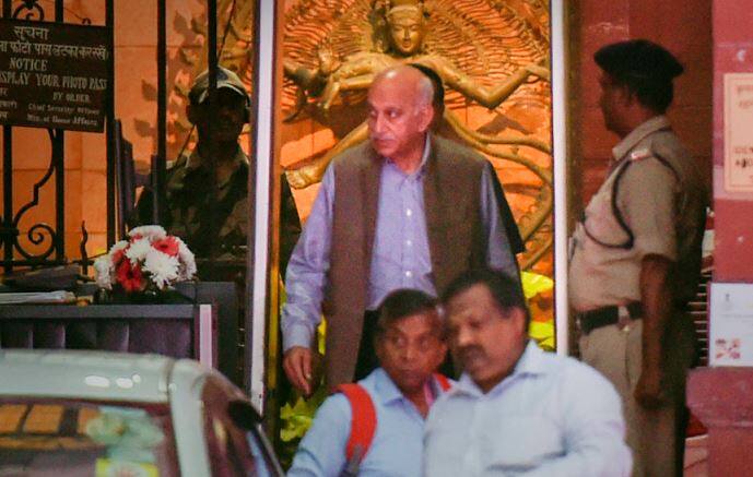 MeToo: NSA Ajit Doval Meets sexual harassment accused MJ Akbar MeToo: यौन शोषण के आरोपों में घिरे एमजे अकबर से मिले NSA अजित डोभाल