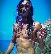 ये शख्स रहता है गुफा में, लेकिन लड़कियों को घुमाता है बुलट पर और चलाता है फेसबुक