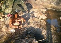 ये शख्स रहता है गुफा में, लेकिन लड़कियों को घुमाता है बुलट पर और चलाता है फेसबुक