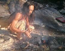 ये शख्स रहता है गुफा में, लेकिन लड़कियों को घुमाता है बुलट पर और चलाता है फेसबुक