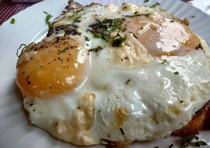 बहुत से डेजर्ट अंडे के बने होते हैं. ऐसे में आप उन डेजर्ट को भी ना खाएं जो कि अंडे से बने हो. इसके अलावा बाहर के सैंडविच, सलाद और ऐसी चीजें ना खाएं जो अंडे के अंदर बनी हों. ये अभी आपको और आपके होने वाले बच्चे के लिए नुकसानदायक हो सकती हैं. फोटोः गूगल फ्री इमेज