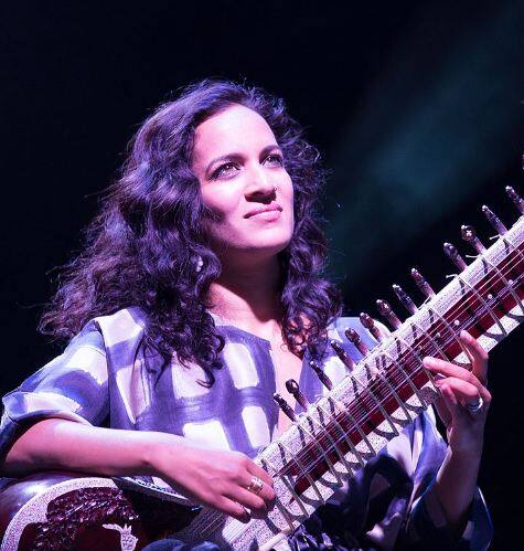 सितार प्लेयर अनुष्का शंकर भी बचपन में सेक्सअुली एब्यूज हुई थीं और उन्होंने मीडिया को बताया था कि उनके साथ गलत हरकत उनके फैमिली फ्रेंड ने ही की थी. इस फैमिली फ्रेंड पर परिवार का बहुत विश्वास था. अनुष्का ने ये भी बताया कि इंडस्ट्री में होने के कारण भी उन्हें अलग-अलग तरह के एब्यू्ज झेलने पड़े थे. फोटोः इंस्टाग्राम