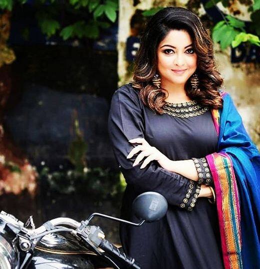 तनुश्री दत्ता काफी समय से मीटू कैंपेन के कारण चर्चा में है. तनुश्री ने बॉलीवुड के सीनियर एक्टर नाना पाटेकर और डायरेक्टर विवेक अग्निहोत्री के खिलाफ यौन
शोषण के आरोप लगाए हैं. तनुश्री के मुताबिक, हॉर्न ओके गाने की शूटिंग के दौरान नाना पाटेकर ने उनसे अनुचित व्यवहार किया था और डायरेक्टर विवेक ने
चॉकलेट फिल्म की शूटिंग के दौरान उन्हें हैरेस किया था. फोटोः इंस्टाग्राम