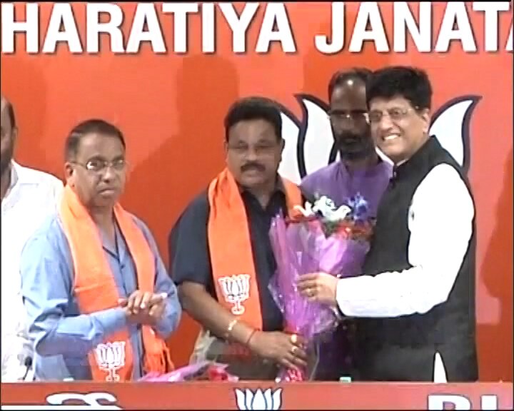 गोवा: कांग्रेस को बड़ा झटका, दो विधायक बीजेपी में हुए शामिल Subhash Shirodkar and Dayanand Sopte join BJP, The two Goa MLAs resigned from Congress earlier today गोवा: कांग्रेस को बड़ा झटका, दो विधायक बीजेपी में हुए शामिल