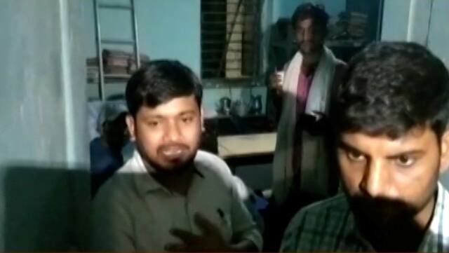 बिहार: बेगूसराय में कन्हैया कुमार के काफिले पर हुआ हमला, कई गाड़ियों के शीशे तोड़े Bihar: Attack on Kanhaiya Kumar's convoy in Begusarai बिहार: बेगूसराय में कन्हैया कुमार के काफिले पर हुआ हमला, कई गाड़ियों के शीशे तोड़े