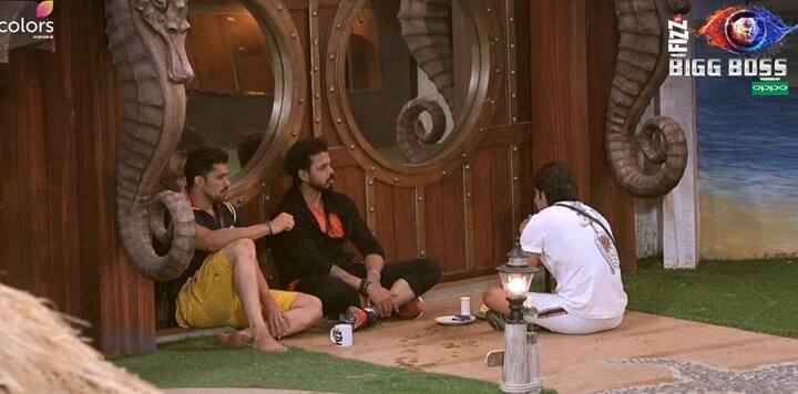 रिएलिटी शो 'बिग बॉस 12' के घर में इस हफ्ते की लग्जरी बजट टास्क के शुरू होते ही हंगामा हो गया है. टास्क के दौरान रोमिल के कुछ कहने पर श्रीसंत इतने गुस्सा हो गए कि एक बार फिर से घर से भागने की कोशिश करने लगे. इसके अलावा मंगलवार को अनूप जलोटा ने जसलीन की क्लास लेते हुए ऐसी ऐसी बातें कह दी जिसकी शायद ही किसी ने उम्मीद की होगी.