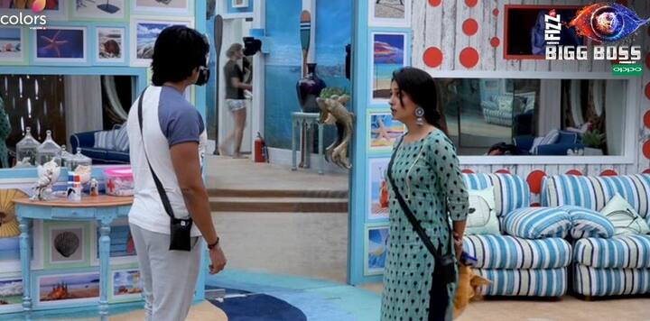 दीपक और दीपिका को बाकी घरवालों को गाजर का मेहनताना देकर उनसे घोड़ागाड़ी चलवाना था. इस टास्क में श्रीसंत बाकी घरवालों के मुकाबले दीपिका की टीम की तरफ से कम परफॉर्म करते हैं. जिसे लेकर बाकी घरवाले चर्चा करते हुए नजर आए.