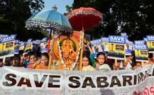 सबरीमाला मंदिर पर संग्राम: आज खुलेंगे द्वार, SC के फैसले को ताक पर रख महिलाओं की एंट्री के विरोध में प्रदर्शन