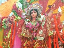 तस्वीरें: दुर्गा अष्टमी पर देवी मंदिरों में उमड़ी श्रद्धालुओं की भारी भीड़, सुरक्षा के कड़े इंतजाम