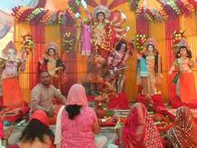 तस्वीरें: दुर्गा अष्टमी पर देवी मंदिरों में उमड़ी श्रद्धालुओं की भारी भीड़, सुरक्षा के कड़े इंतजाम