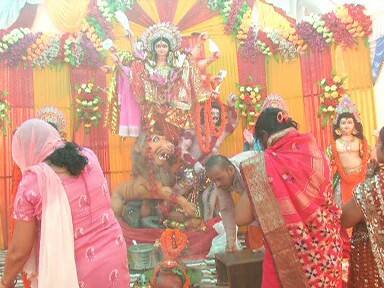  पौराणिक मान्यताओं के मुताबिक़ महागौरी स्वरुप में देवी मां अपने भक्तों का कल्याण करती हैं. अष्टमी पर देवी माँ की पूजा करने वाली युवतियों को उनकी पसंद का वर मिलता है जबकि सुहागिनों को संतान की प्राप्ति होती है.