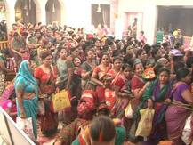 तस्वीरें: दुर्गा अष्टमी पर देवी मंदिरों में उमड़ी श्रद्धालुओं की भारी भीड़, सुरक्षा के कड़े इंतजाम