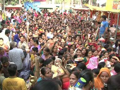 इन मंदिरों में लोग देवी माँ के दर्शन - पूजन कर उनसे अपनी कामनाएं पूरी होने का आशीर्वाद ले रहे हैं. अष्टमी पर देवी मंदिरों में कन्याओं की पूजा भी की जा रही है.