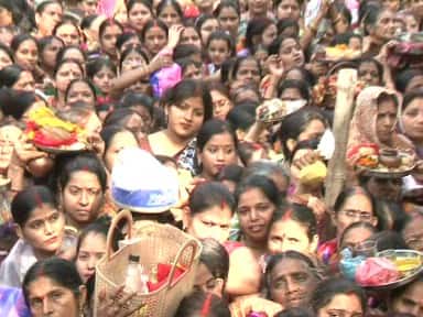 शक्तिपीठ कल्याणी देवी मंदिर में तो भक्तों की इतनी भीड़ जमा है, कि वहां तिल रखने की भी जगह नहीं है. यहां आने वाली महिला श्रद्धालु देवी गीत गा रही हैं. देवी मां को नारियल - चुनरी व सिंदूर चढ़ा रही हैं और उनके नाम के दीपक जला रही हैं. इस मौके पर मंदिरों में सुरक्षा के कड़े इंतजाम किये गए हैं. 