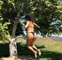 बिकनी में किम कर्दाशियां की बहन कुछ ऐसे हॉट अंदाज में अठखेलियां करती दिखीं, देखें तस्वीरें