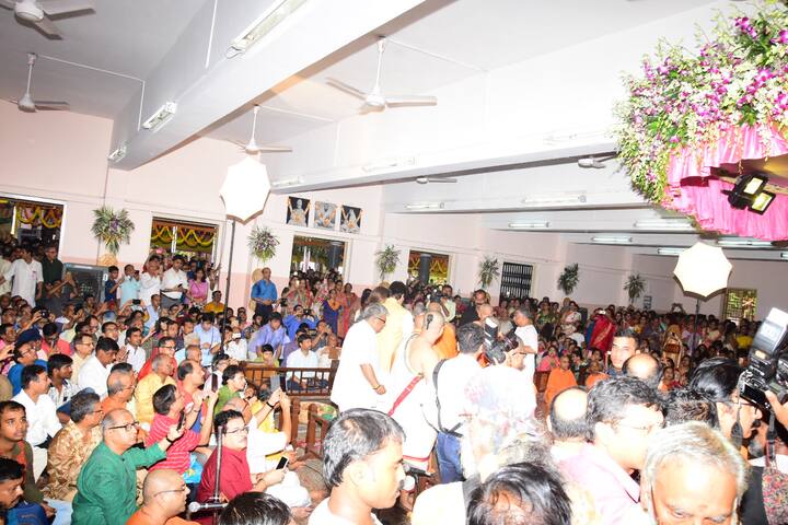 यहां बच्चन परिवार की एक झलक पाने के लिए भारी भीड़ मौजूद थी.