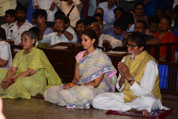 पूरा परिवार यहां साथ में बैठकर मां दुर्गा की आराधना करता नज़र आया.