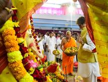 नवरात्रि में मां दुर्गा की आराधना करने परिवार के साथ दुर्गा पंडाल पहुंचे अमिताभ बच्चन, देखें तस्वीरें