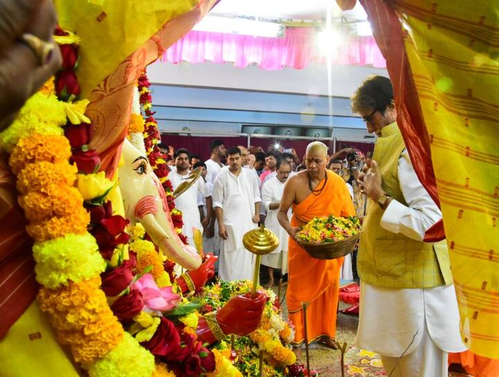 पूरे देश में नवरात्रि धूमधाम से मनाई जा रही है. बॉलीवुड में इसकी धूम है. हर सितारा दुर्गा पंडाल पहुंचकर पूजा अर्चना कर रहा है. अमिताभ बच्चन भी आज मां दुर्गा का आराधन करने पहुंचे.