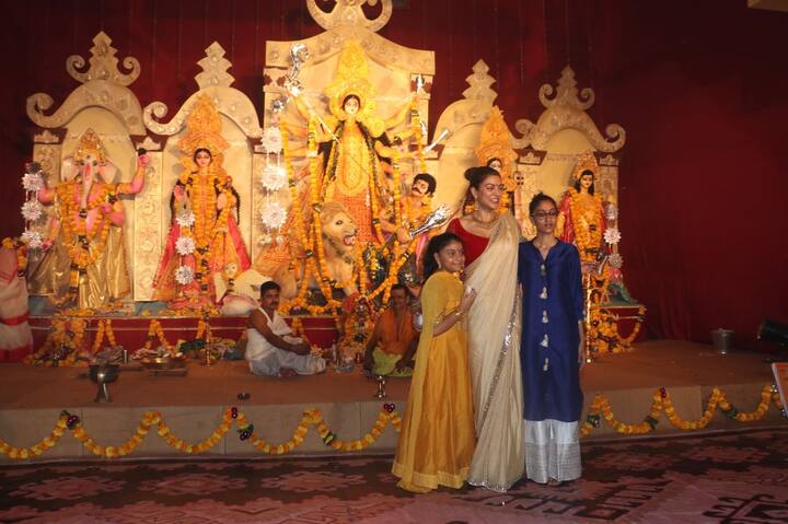 पंडाल पहुंचकर सुष्मिता सेन ने वहां अपनी बेटियों के साथ कई तस्वीरें भी खिंचवाईं. (तस्वीर: मानव मंगलानी)