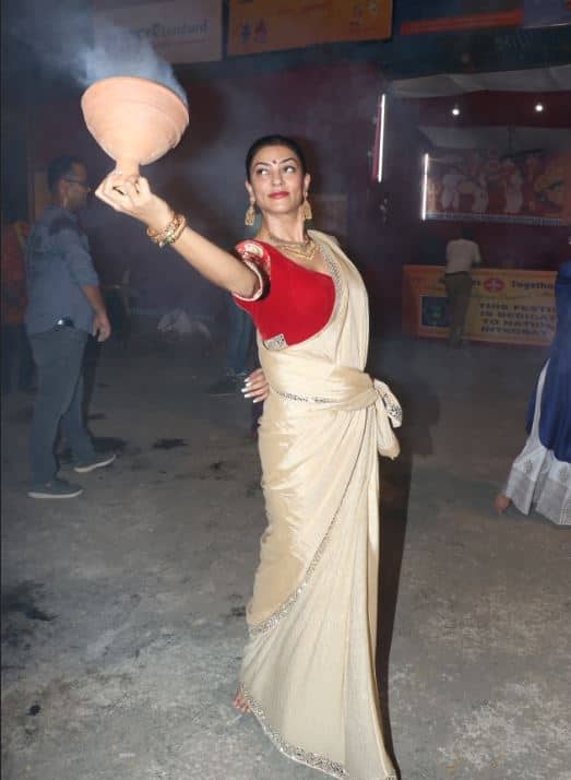 मां दुर्गा के दर्शन को पहुंची सुष्मिता सेन बेहद खूबसूरत साड़ी में नज़र आईं. (तस्वीर: मानव मंगलानी)